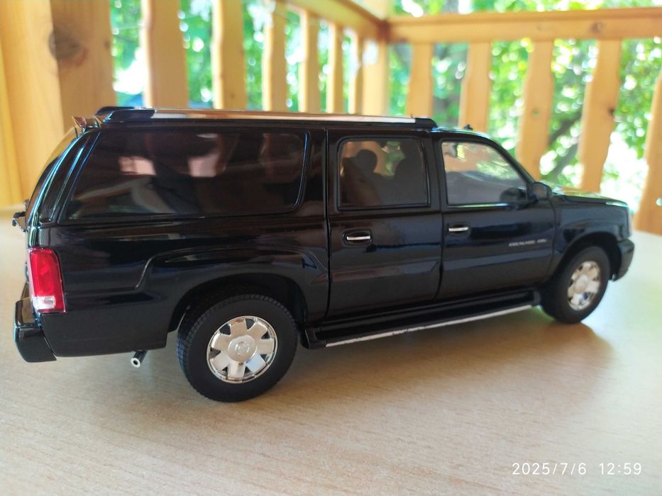 1 : 18 Метален модел на Cadillac Escalade ESV 2003, Ricko