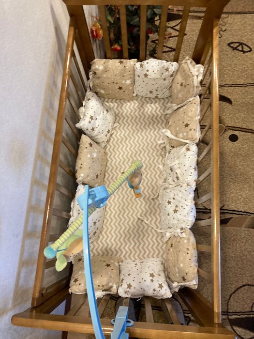 Манеж-кроватка с матрасом и с бортиками.