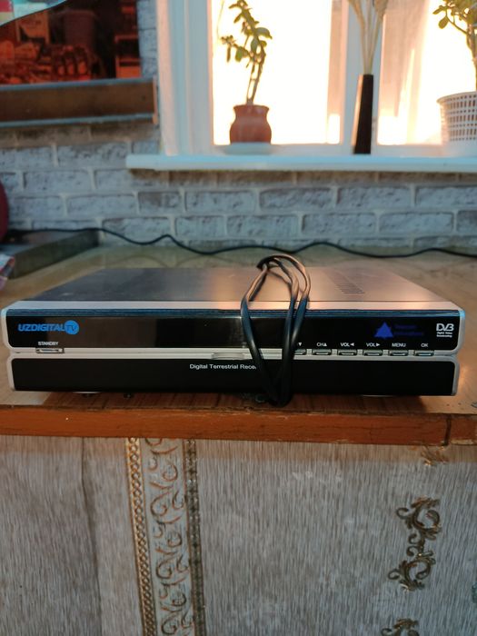 Тюнер digital TV состояние почти новый без пульта