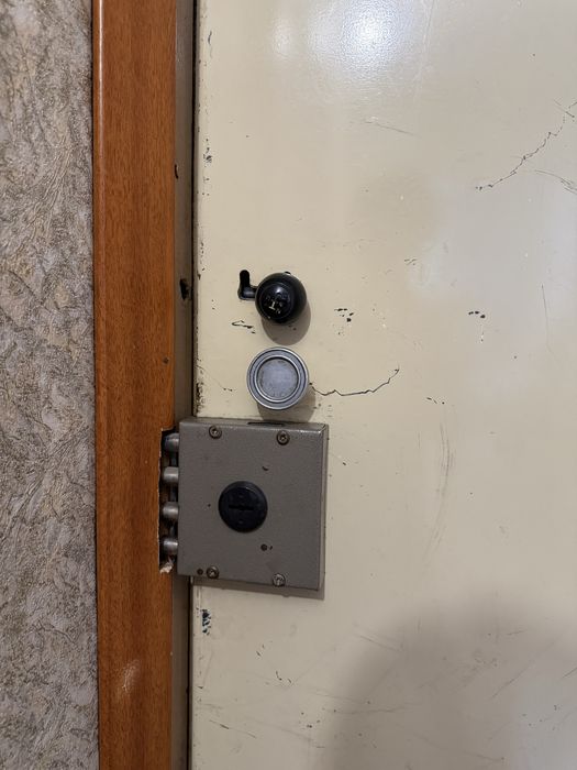 Продам входную железную дверь