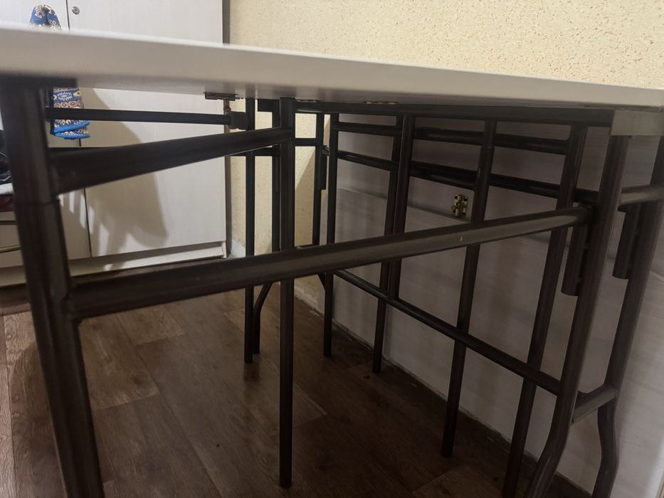 Стол  белый, раздвежной