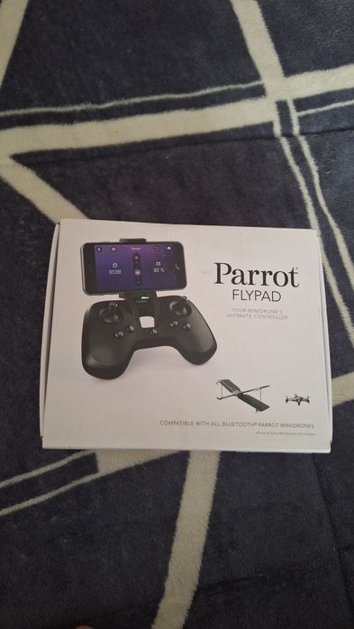 controler Bluetooth  Parrot Flypad.
Conceput pentru minidronele Parro