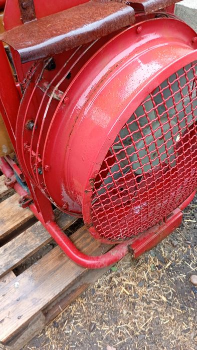 Vind atomizor 200 l  bazinul este bun la pompa ii trebuie supape  cadru este bun vintul bun o vind că vreau la 300 l  o dau și la schimb ofer diferen