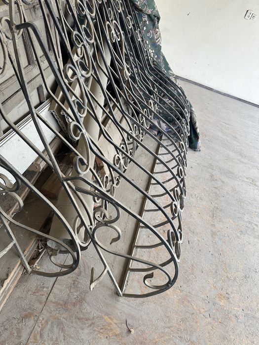 Пластиковое окно с решеткой