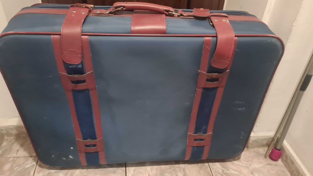 Geamantan durabil pentru cală si nu numai, foarte spatios si usor