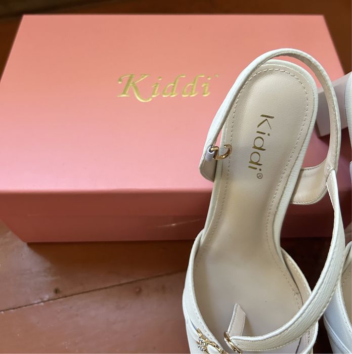 Продам босоножки