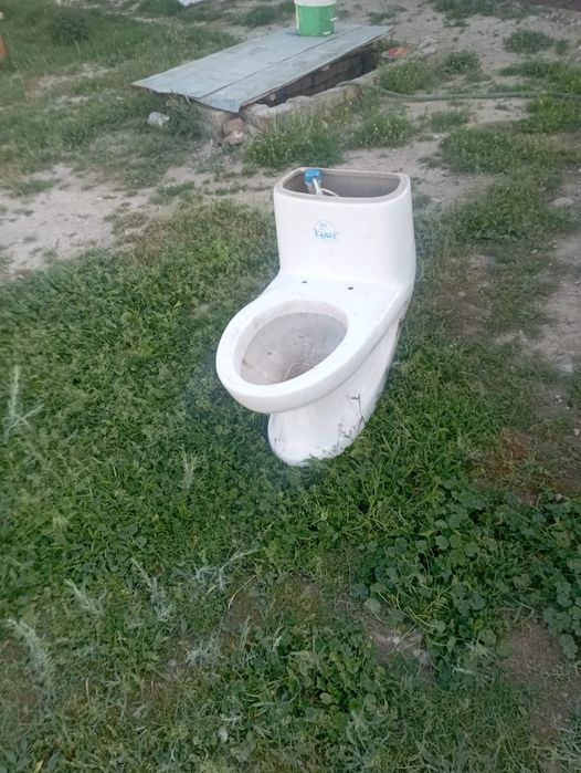 Продам унитаз 2 шт