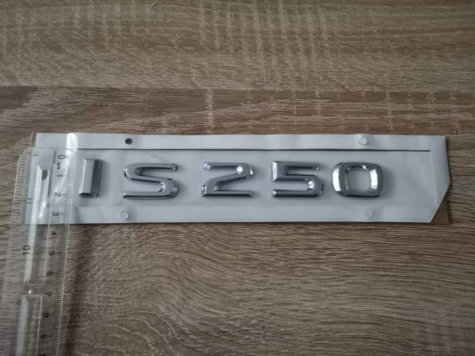 сребрист надпис Lexus IS 250