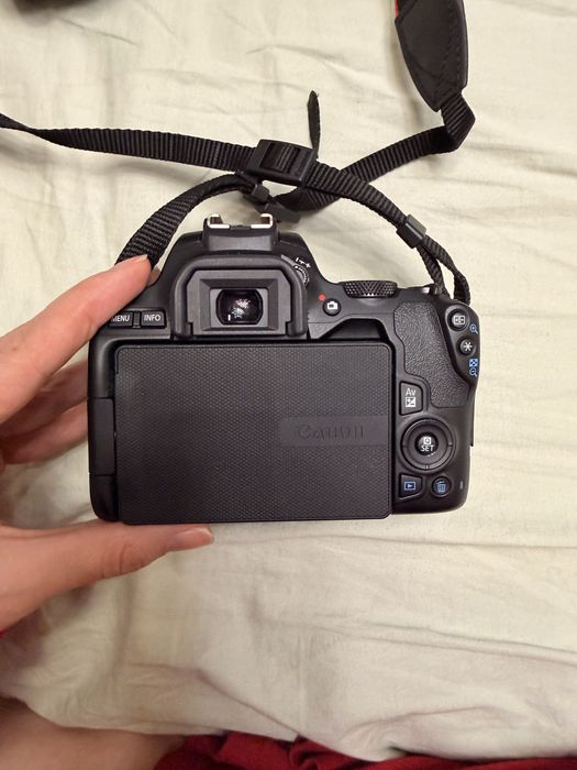 Продам фотоаппарат Canon EOS 250D