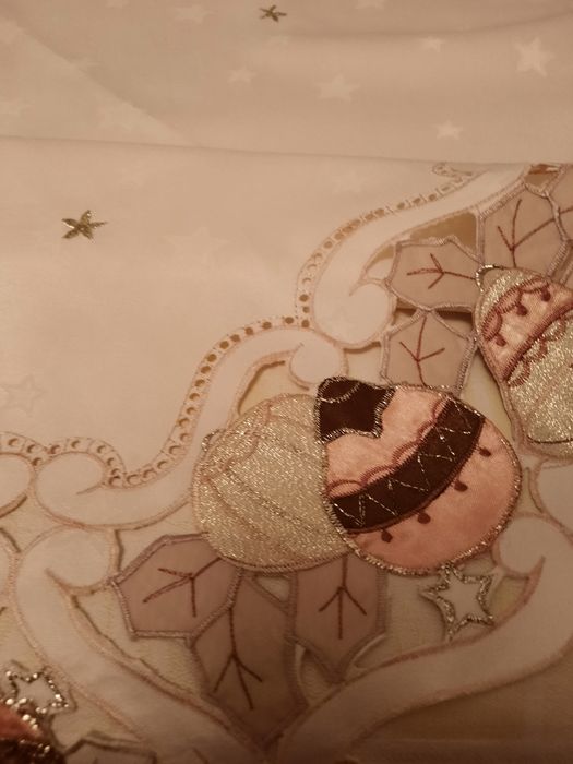 Față de masă cu globuri aurii