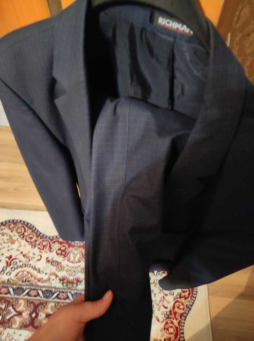 Продам костюм хороший