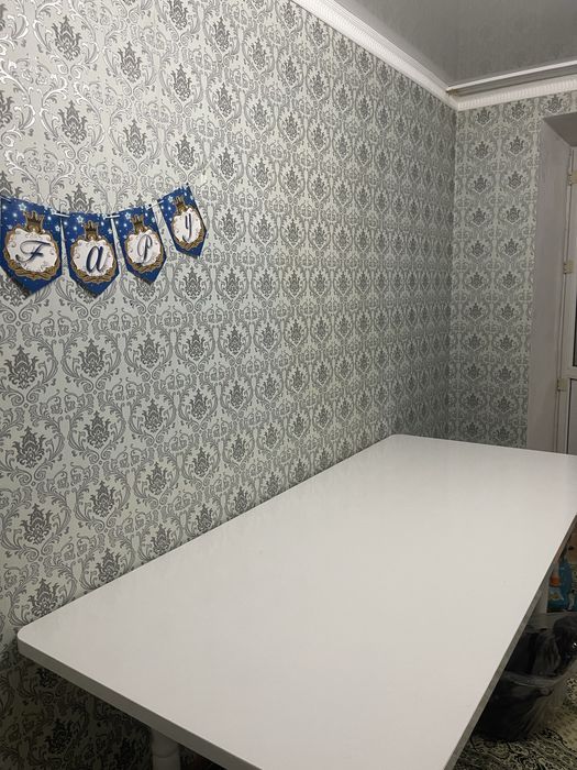 Бежевый стол со стулям