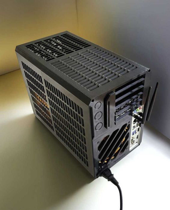 Carcasa mATX Gaming Printata 3D Dual Rad 280mm GPU 4.75 slot 18.3L