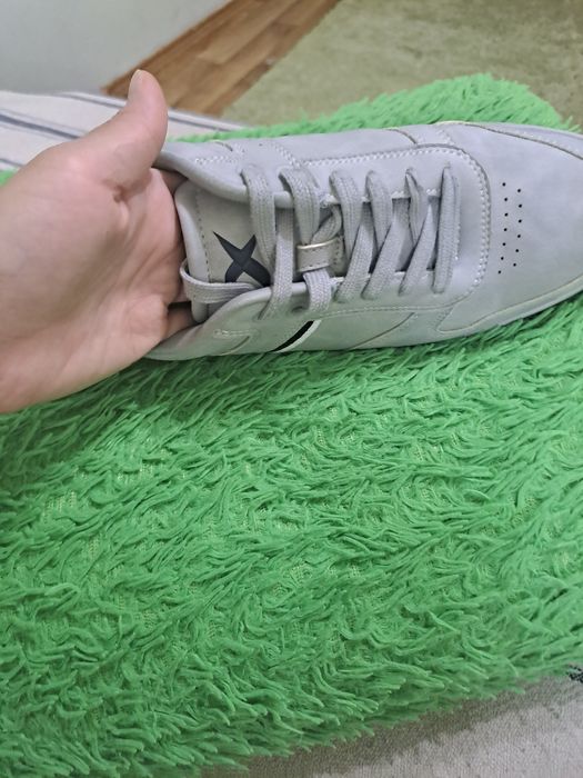 Продам кроссовки мужские 40 р