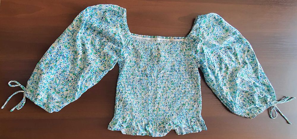 Кроп топ с буфан ръкави