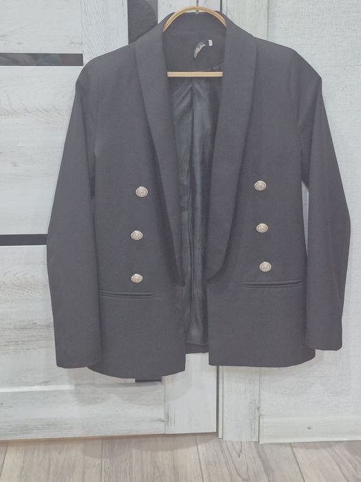 Продам куртку весеннюю на девочку