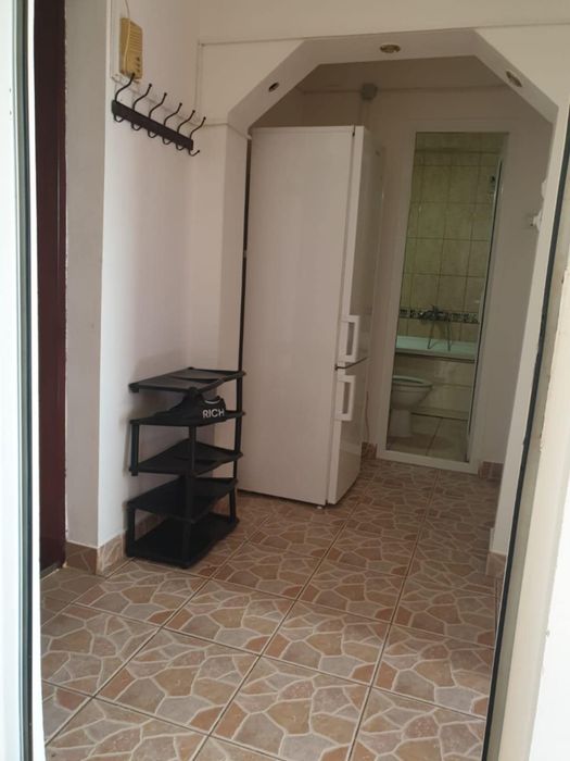 Persoana fizica inchiriez apartament 2 camere decomandate Podul Ros  Emil Racovita