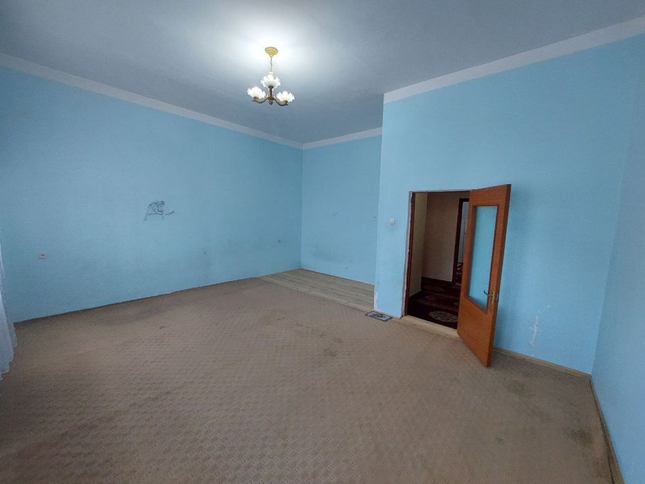 Qarshi Shahar markazidagi 3 xonali (+3 balkon) kvartira sotiladi