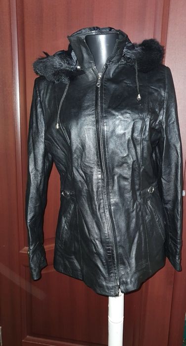 Geaca de piele neagra cu gluga de blana