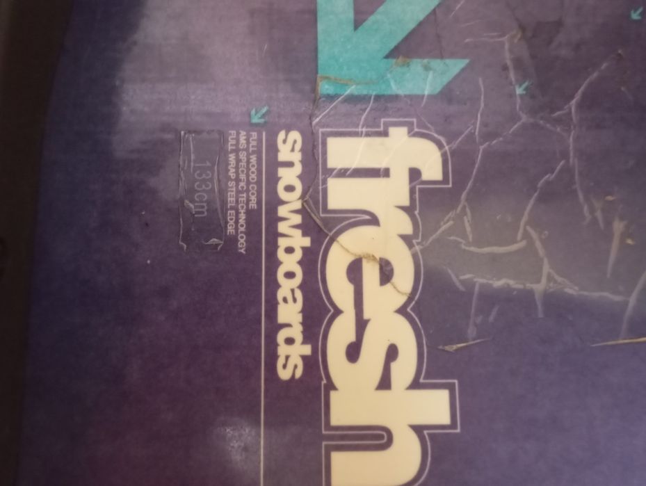 Сноубордная доска и ботинки.