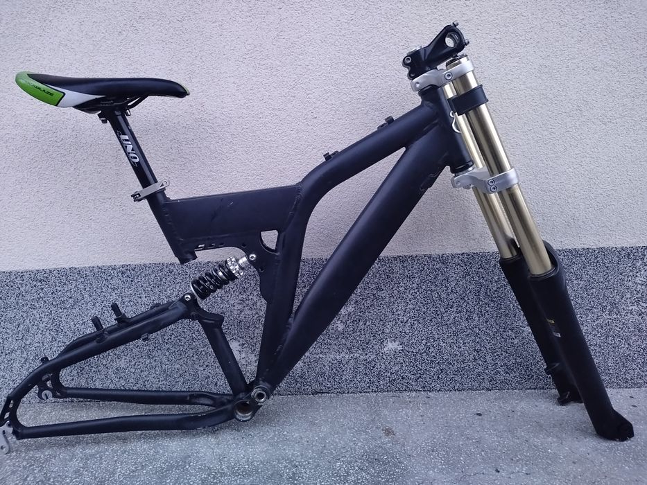 Продавам рамка Cross T-rex