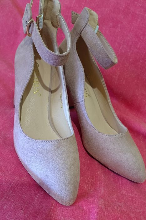 Бежевые бархатные туфли