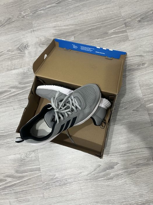 Кроссовки спортивные