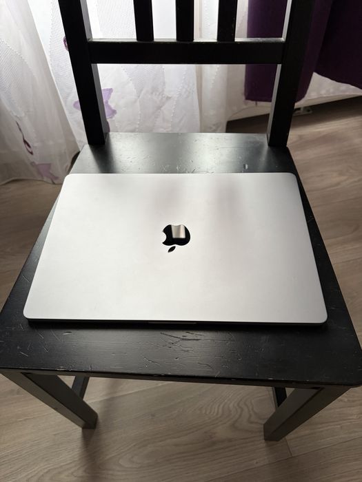 Macbook Air M3 15 inch 16 GB RAM 512 GB storage