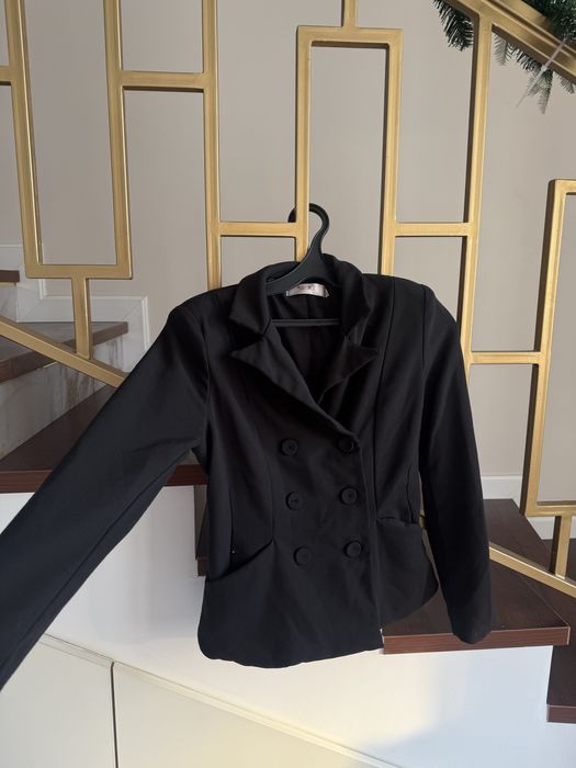 Черный жеский пиджак короткий