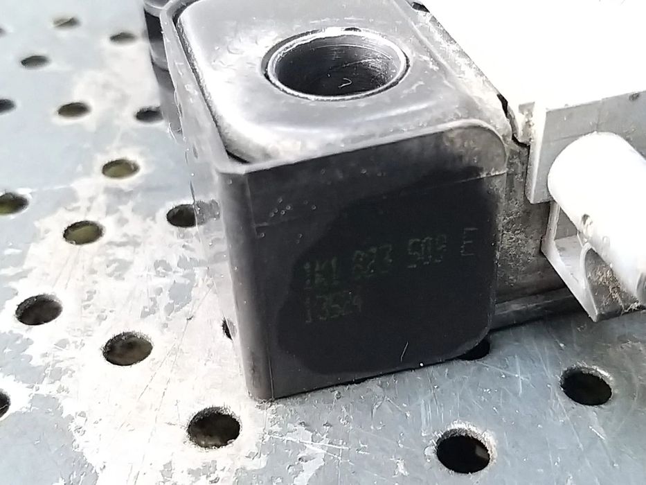 Broasca capota vw golf 5 1k 1k1823509e