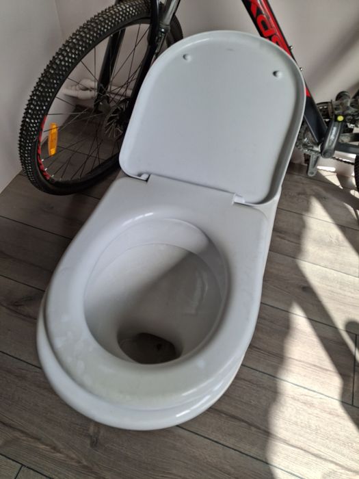 Унитаз с бачком.