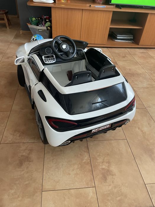 Vand masinuta electrica copiii primita de craciun.Folosita doar in cas