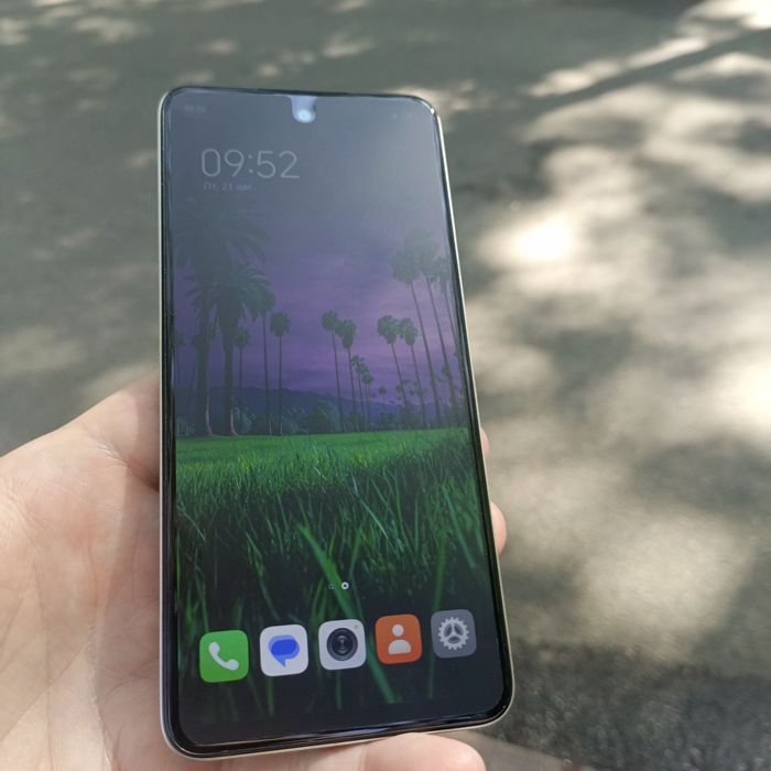Продам красивый телефон Tecno Spark