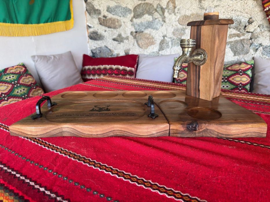 Диспенсър с отделящо плато за мезета