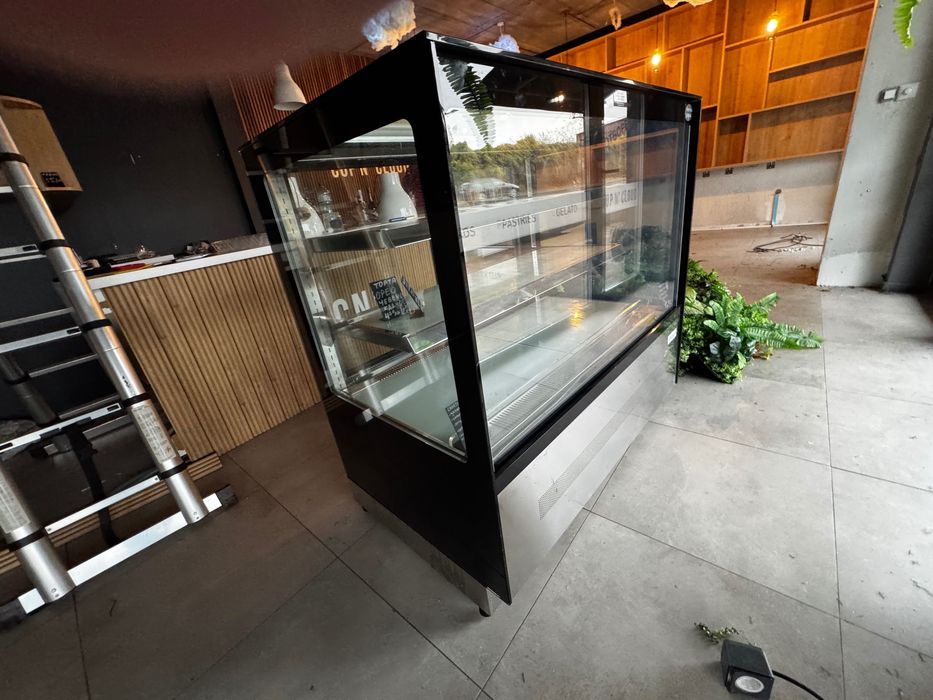 Продавам хладилна витрина