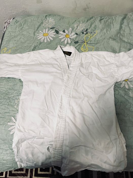 Кимано для каратэ и в подарок идет перчатка (чингерд) для каратэ