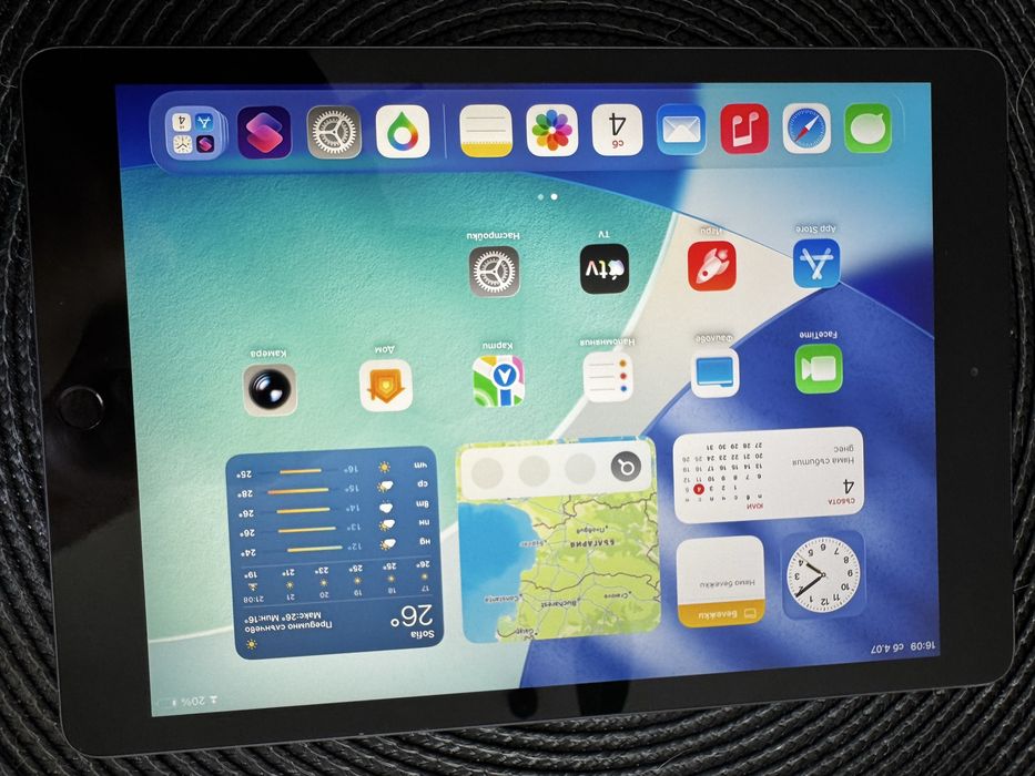 IPad gen 8 celluar 32 GB + силиконово калъфче и кабел.