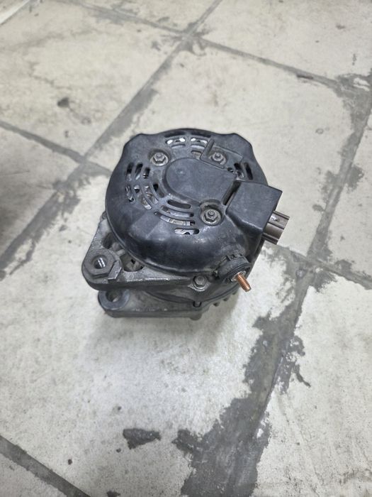 Продам генератор на Toyota alphard