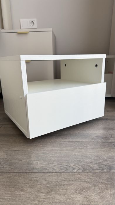 Тумбочки белые.