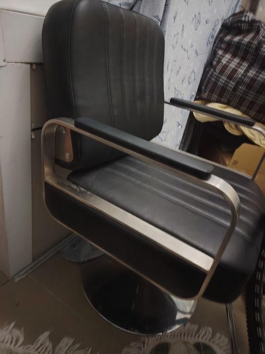 Парикмахерской стол, тумбочка и зеркала