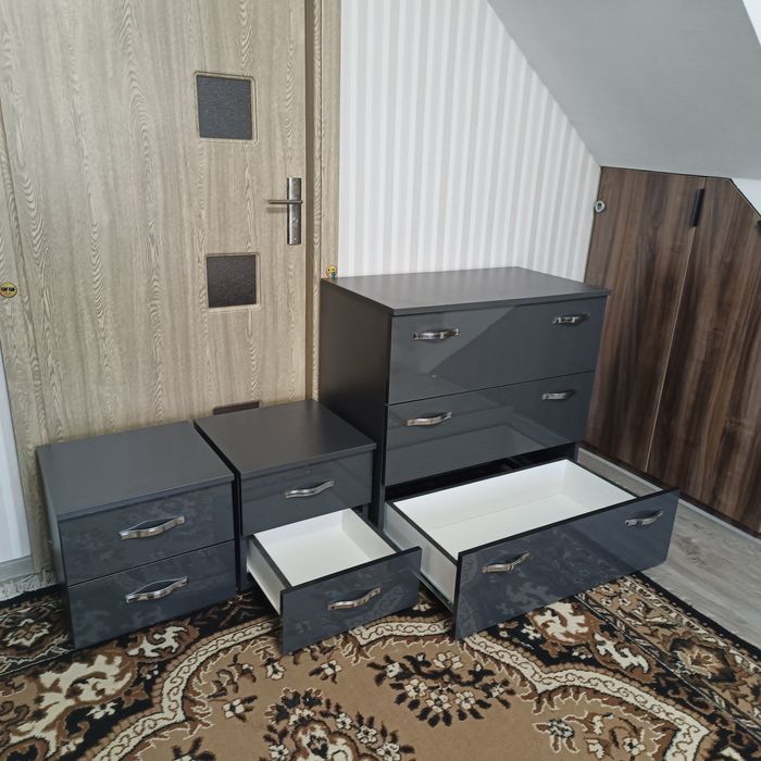 Comode și noptiere disponibile