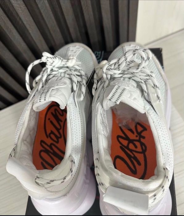 Versace chain reaction