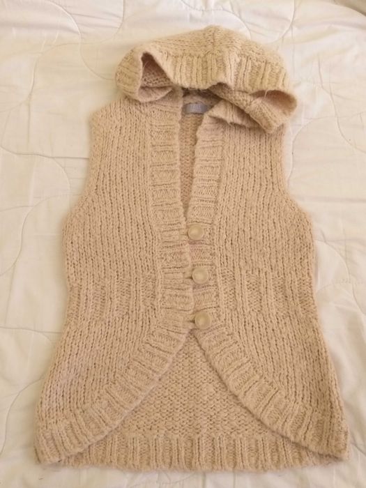 Плетено елече с качулка