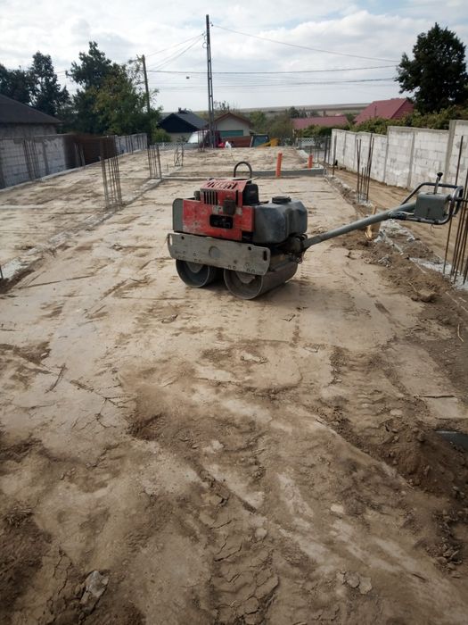 Cilindru compactor cu deservent fundații case, vile, alei pietonale, p