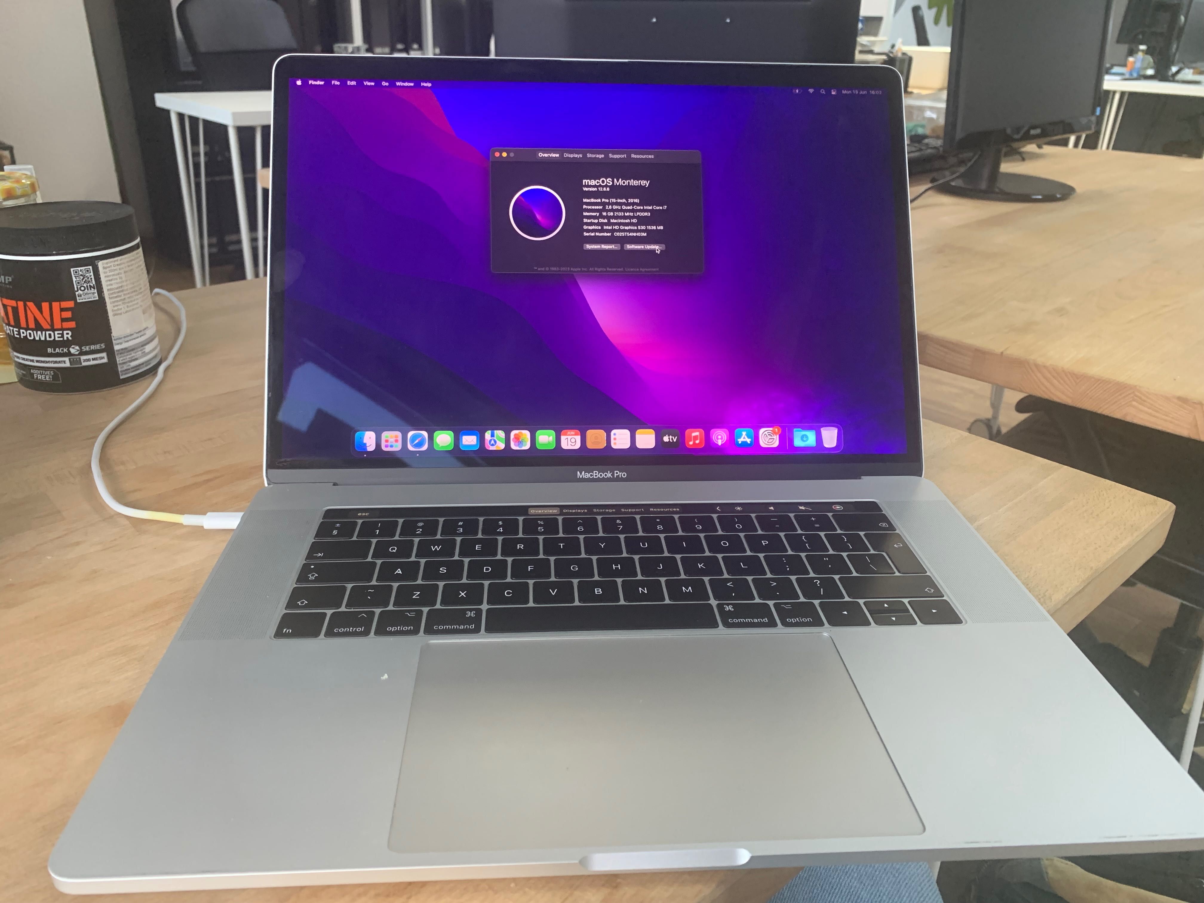 Macbook Pro 15" 2016, TouchBar, 2.6 Ghz i7, 16 GB DDR3 Bucuresti Sectorul 1 • OLX.ro