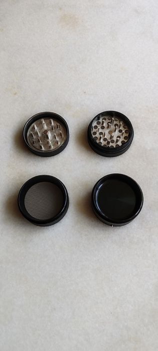 Grinder SharpStone metalic cu vibratii pentru mărunțit tutunul