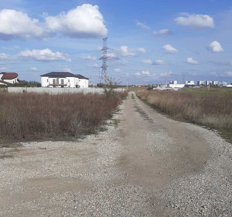 Domnesti- str. Simfoniei, intravilan - construibil,  775mp cu dubla deschidere la 2 strazi - 27x28,  gaz, curent, zona de casecase,  asfalt pana