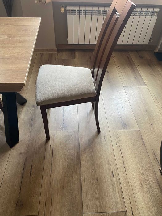 Четери броя трапезни столове