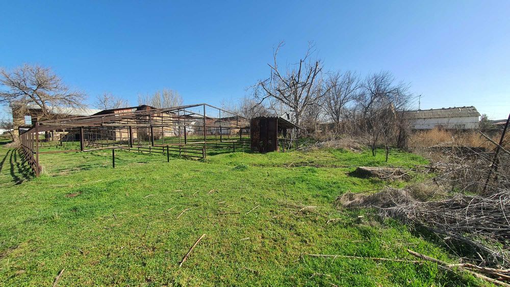 Добротный дом с деревянным каркасом с теплицей в 10 км от Ташкента.