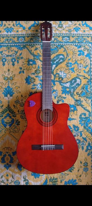 Klassik gitara sotiladi